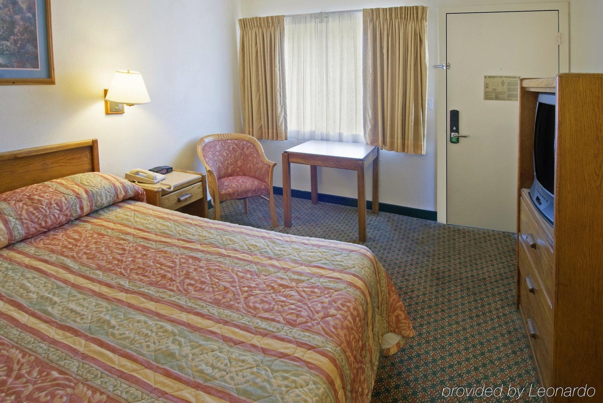 Days Inn By Wyndham Santa Maria Room photo