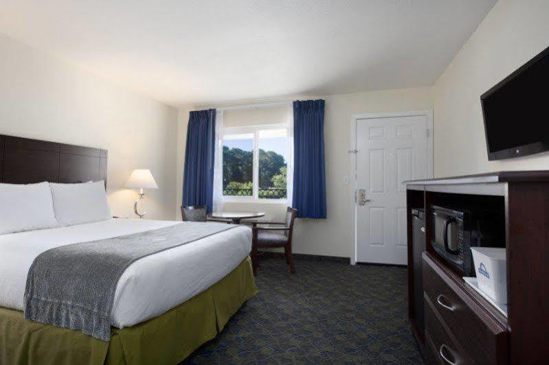 Days Inn By Wyndham Santa Maria Exterior photo